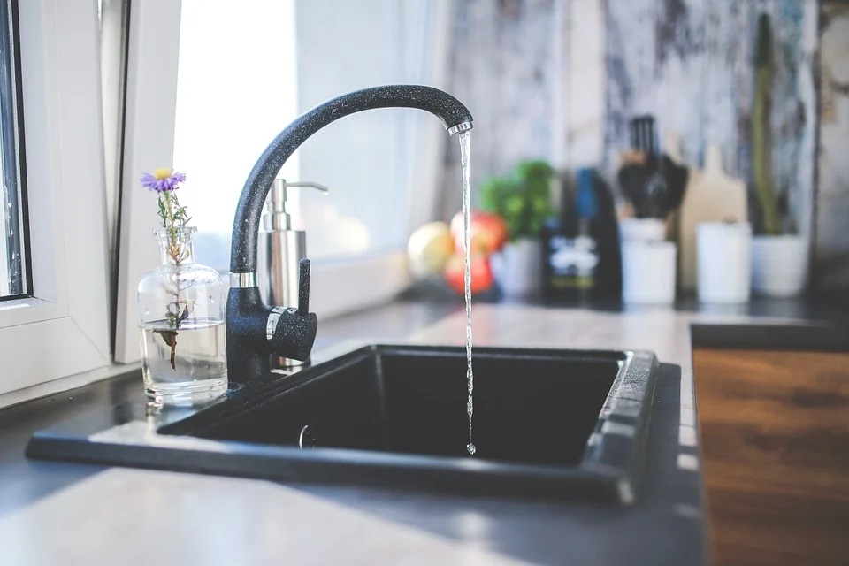 Que contient réellement l’eau du robinet?